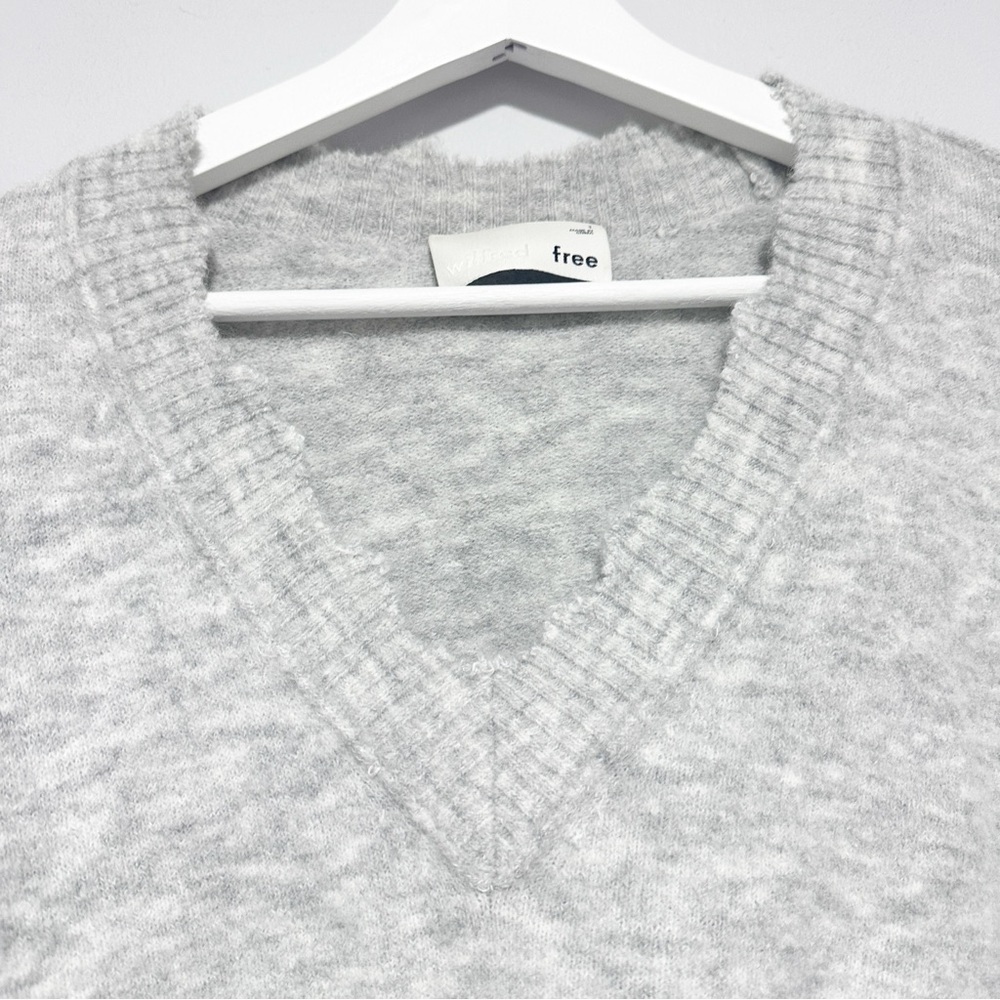 Wilfred Light Gray V-Neck Sweater size XL - Picture 4 of 11